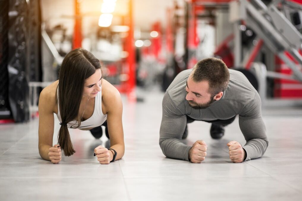 Un homme et une femme font l'exercice Plank, conçu pour tous les groupes musculaires